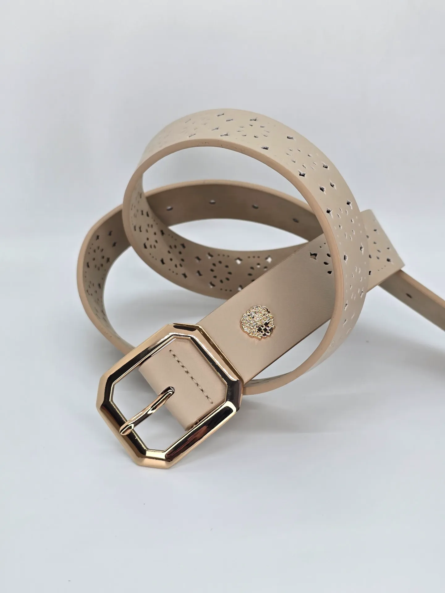 Vince Camuto, Cinturon color beige